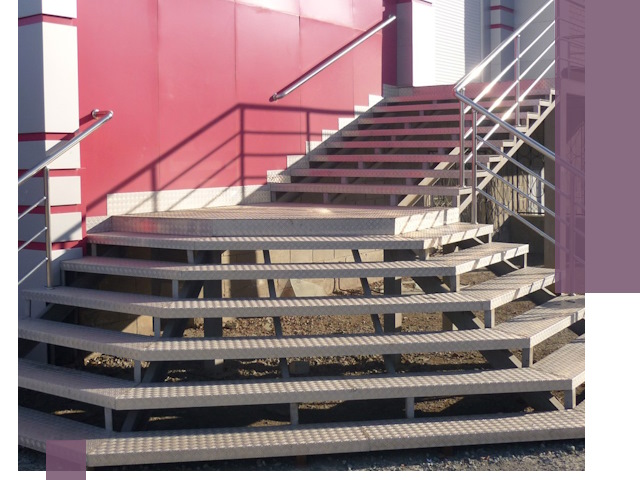 Лестницы для магазина в Шебекине — изготовление и монтаж